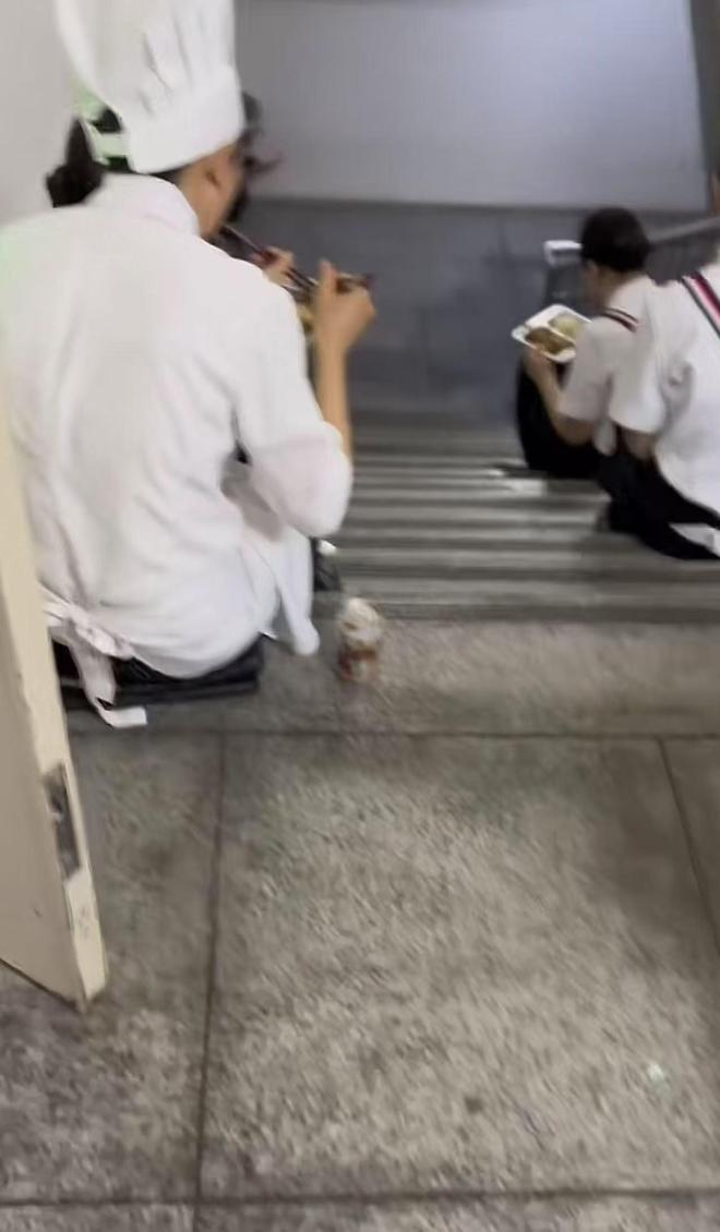 在桌上吃饭员工无奈只能蹲着吃饭开元棋牌网友吐槽西贝上班不让坐