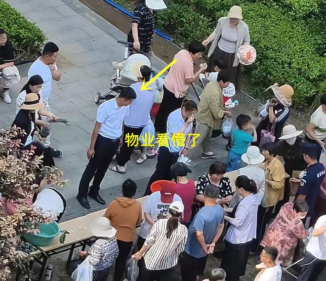 大妈连盆都端走了还围堵物业要鸡蛋开元棋牌山东：小区端午免费包粽子(图2)